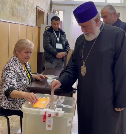 Католикос, Аршак Србазан и ряд священнослужителей приняли участие в голосовании (видео)