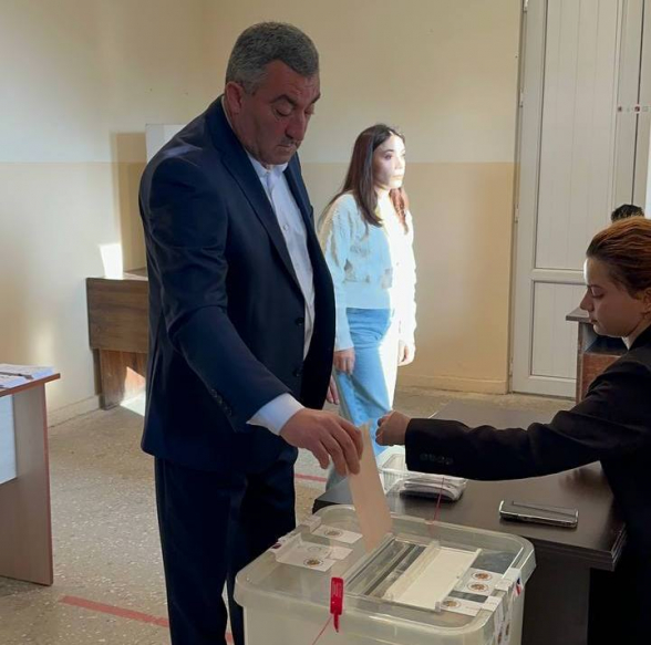 2-ой номер списка «Мать Армении» Давид Карапетян проголосовал в Цахкунуке (видео)