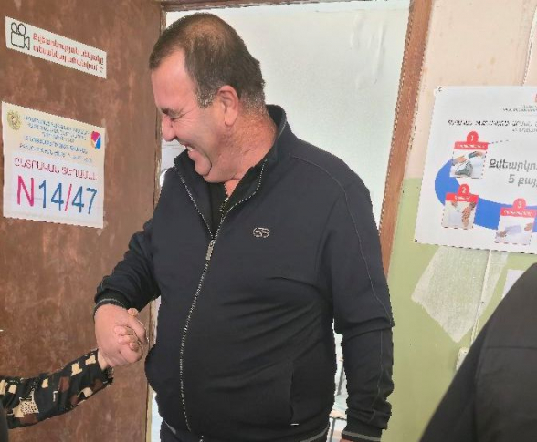 Данный человек сопровождает людей в избирательный участок