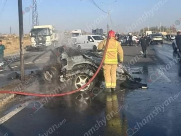 Արմավիրում բախվել են Chevrolet-ն ու Mitsubishi-ն. վերջինս մեջտեղից կիսվել է ու բռնկվել. կա 1 զոհ և վիրավորներ