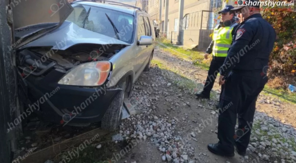 Բջնի գյուղում «Honda»-ն բшխվել է ամառանոցի քարե պարսպին և փլուզել մի հատված․ կան վիրшվորներ