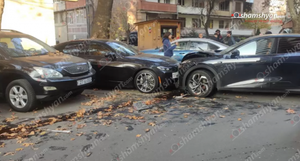 Մամիկոնյանց փողոցում բшխվել են «Changan»-ը և «Nissan Rogue»-ը, այնուհետև «Changan»-ը բшխվել է կայանված «BMW»-ին․ կա վիրшվոր