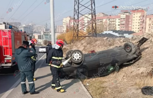 Երևանում «Mercedes»-ը բախվել է բազալտե եզրաքարին և գլխիվայր շրջվել