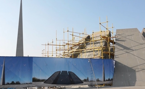 Мугам, щёлканье семечек: то происходит в ремонтируемом мемориальном комплексе Цицернакаберд (видео)