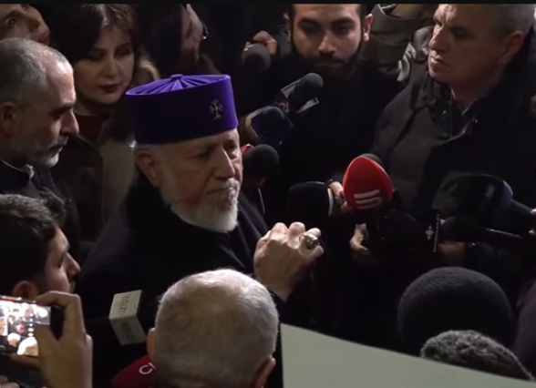 Քաղաքացիները ծափահարություններով դիմավորեցին Վեհափառին օդանավակայանում (տեսանյութ)