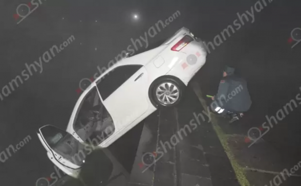 Մառախուղի պատճառով Հաղթանակի զբոսայգում «Toyota Camry»-ն հայտնվել է արհեստական լճակում