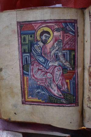 Անհայտ անձինք հափշտակել են Արարատի մարզի Տափերական համայնքում պահվող 15-րդ դարի Ավետարանը