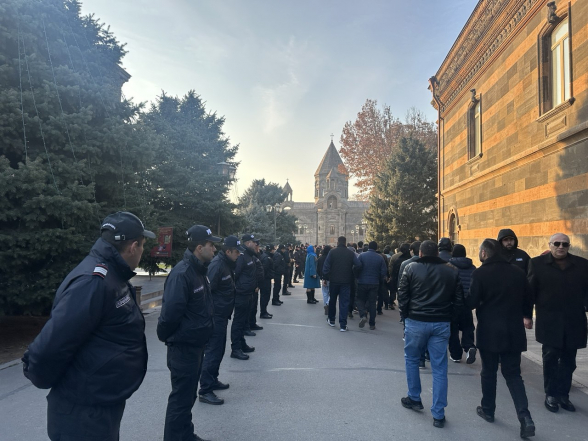 Ինչ է կատարվում Մայր Աթոռում (ուղիղ)