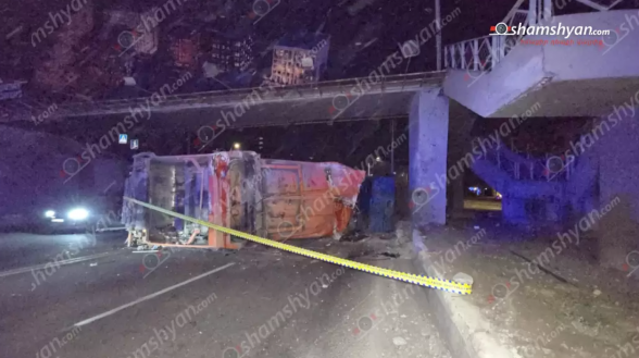 Աղբատար «Կամազ»-ը Հերացի թունելի սկզբնամասում բախվել է բետոնե պատնեշին, ապա վերգետնյա կամրջի բետոնե սյանն ու կողաշրջվել. կա տուժած