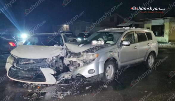 Շիրակի փողոցում բшխվել են «Toyota»-ն և «Mitsubishi»-ն․ 4 վիրшվորներից մեկը հղի կին է, մյուս երեքը՝ երեխաներ