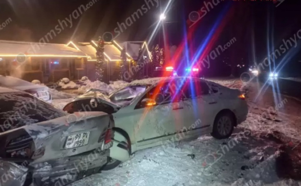 Կոտայքում «Nissan Teana»-ն բախվել է կայանված «Mercedes»-ին, վերջինն էլ՝ «Nissan Tiida»-ին․ 1 հոգի վրшերթի է ենթարկվել