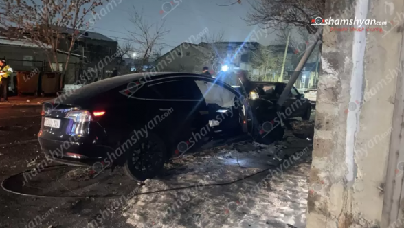 Երևանում բախվել են «Mercedes»-ն ու «Tesla»-ն. կա տուժած