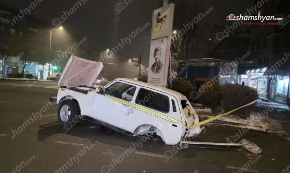 Բախվել են «Mercedes» ու «VAZ» 2121, վերջինի հետևի 2 անվահեծանները կոտրվել ու շպրտվել են․ վիրավորներ կան