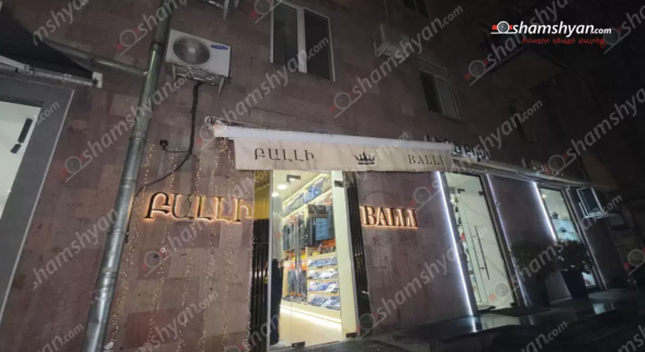 Ամիրյան փողոցի շենքերից մեկի պատշգամբից քարերը թափվել են «Բալլի» խանութի մուտքի ծածկի վրա
