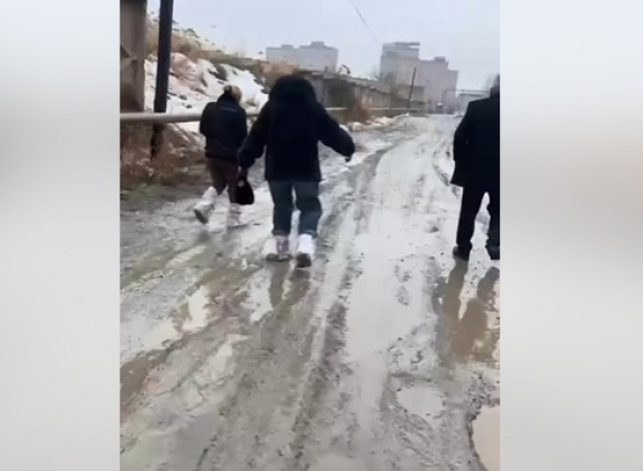 Վարդաշեն թաղամասի բնակիչները ցեխաշաղախ են իրենց տուն հասնում (տեսանյութ)