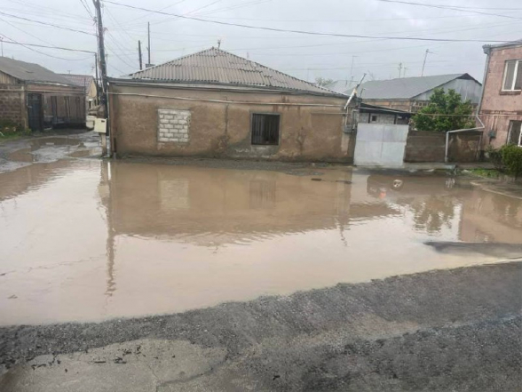 Էջմիածնի բնակիչների ամենօրյա ճանապարհն անմարդկային վիճակում է (տեսանյութ)