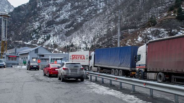 Дорога к «Верхнему Ларсу» закрылась из-за опасности схода лавины