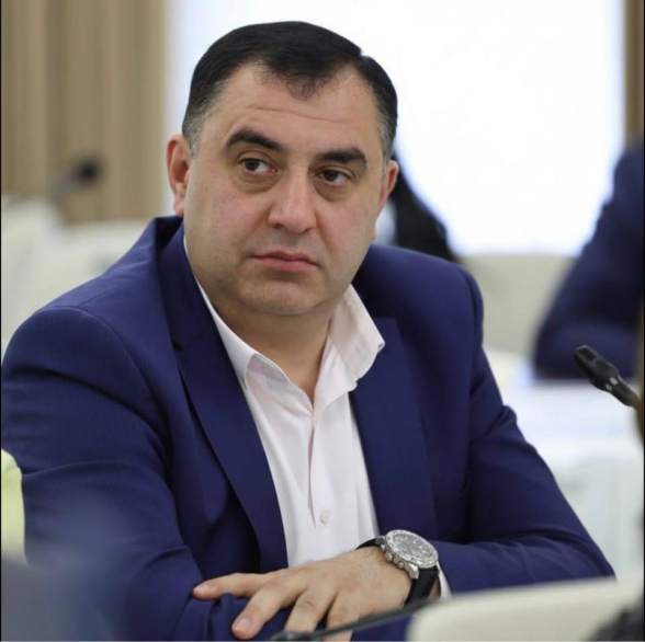 Պռոշյան փողոցում մայթը փակել են, քաղաքացիները չեն կարողանում օգտվել (տեսանյութ)