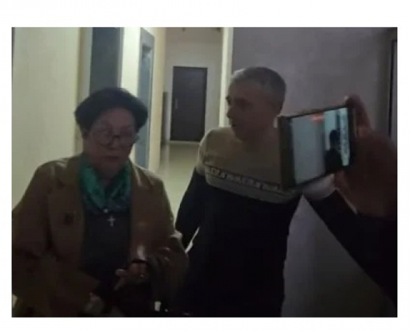 «Մորդ նկարն ա». Ալեն Սիմոնյանի մայրը և եղբայրը վիրավորեցին լրագրողներին (տեսանյութ)