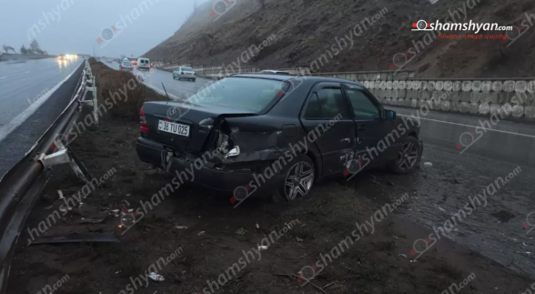 «Mercedes»-ը «Չայնիի» ոլորանների սկզբնամասում բшխվել է բաժանարար գոտում տեղադրված երկաթե արգելապատնեշներին, մասամբ հայտնվել ճանապարհի երթևեկելի հատվածում