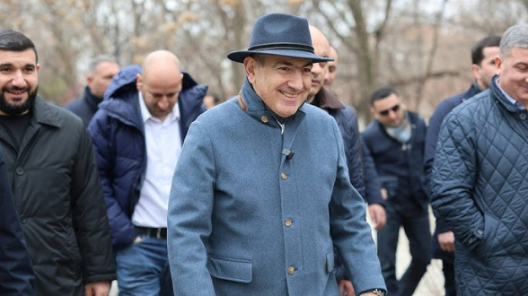 Նիկոլի «ախրաննիկները» մեքենաներով տատիկների են բերել, որ գովեստի խոսք ասեն Փաշինյանին․ «Հրապարակ»