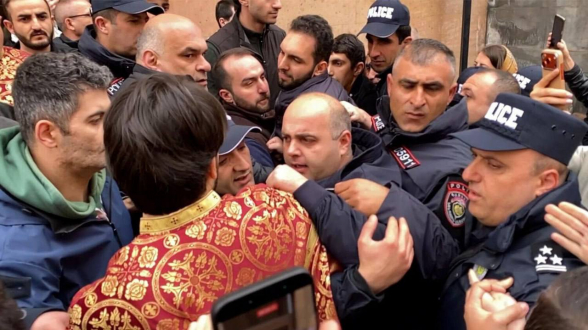 Սուրբ Աննա եկեղեցում Փաշինյանի հետ միջադեպի մասնակից 18-ամյա Դավիթ Մինասյանը 2 ամսով կալանավորվեց․ նա գիտակցությունը կորցրել է (տեսանյութ)