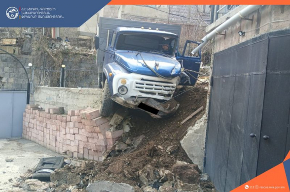 Ալավերդիում «ZIL»-ը դուրս է եկել ճանապարհի երթևեկելի հատվածից, վնաuել հարակից տան հենապատը և հայտնվել տան բակում