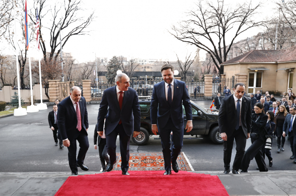 Վենսն աջակցեց Օրբանին, Փաշինյանին և դեմ էր պատերազմին. Օրբանը պարտվեց, Փաշինյանը կարող է պարտվել, իսկ Իրանի հետ գործարք չկա. ո՞վ է ուզում խաղից հանել Վենսին