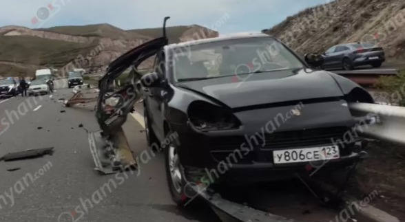 «Չայնիի» ոլորաններում «Porsche Cayenne»-ը մխրճվել է երկաթե արգելապատնեշի մեջ, կա զnհ