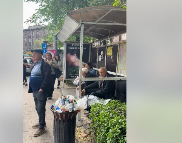 Повысили плату за вывоз мусора, но город не убирают (видео)