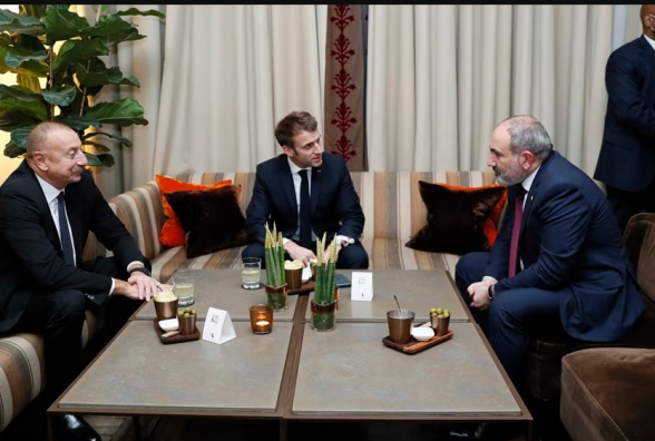 Սելֆի՝ Մակրոնի հետ. Արցախը դավաճանաբար հանձնելու քավորը