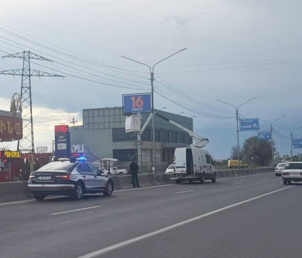 Երևան-Էջմիածին ճանապարհը ողողում են ՔՊ-ի պաստառներով (տեսանյութ)