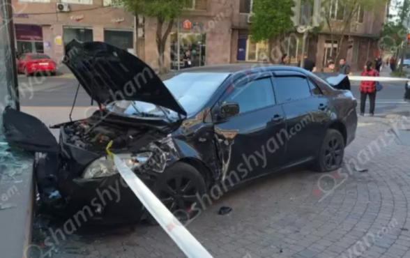Երևանում «Toyota»-ն վրшերթի է ենթարկել հետիոտնին և բախվել խանութի ապակե ցուցափեղկին․ 2 վիրավnրից մեկն անչափահաս է